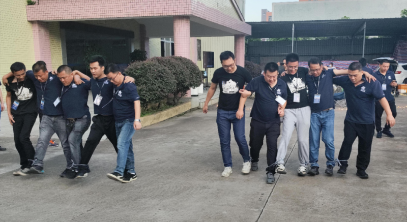 Team game - two people on three feet